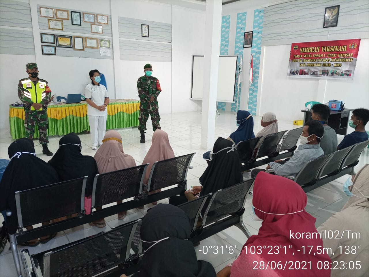 Babinsa 02/Tanah Merah Dampingi Pelaksanaan Vaksinasi Kuala Enok