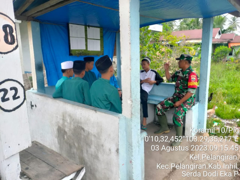 Babinsa Koramil 10/Pelangiran Berikan Wawasan dan Pemahaman Terkait Cinta Tanah Air dan NKRI