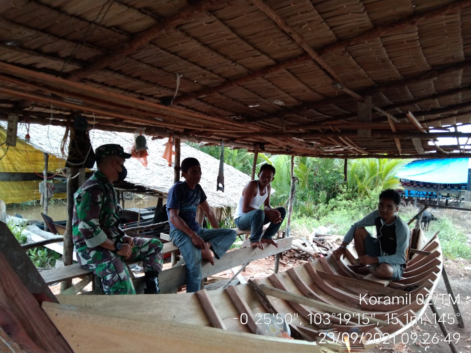 Personil Koramil 02/Tanah Merah Komsos di Desa Tanjung Baru