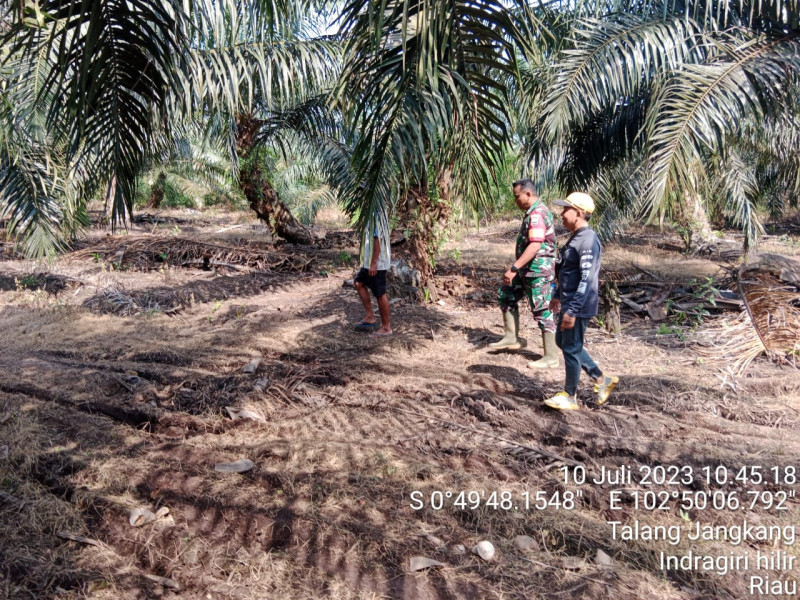 Peduli Terhadap Lingkungan, Babinsa Koramil 09/Kemuning Ajak Masyarakat Lakukan Patroli Rutin