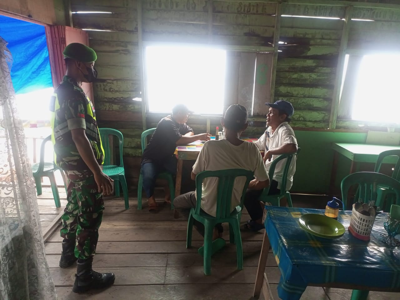 Anggota Koramil 04/Kuindra, Pratu Feri Ratnayasa Tegakkan Prokes Di Wilayah