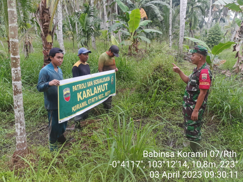 Babinsa Koramil 07/Reteh Patroli Rutin Daerah Rawan Karhutla