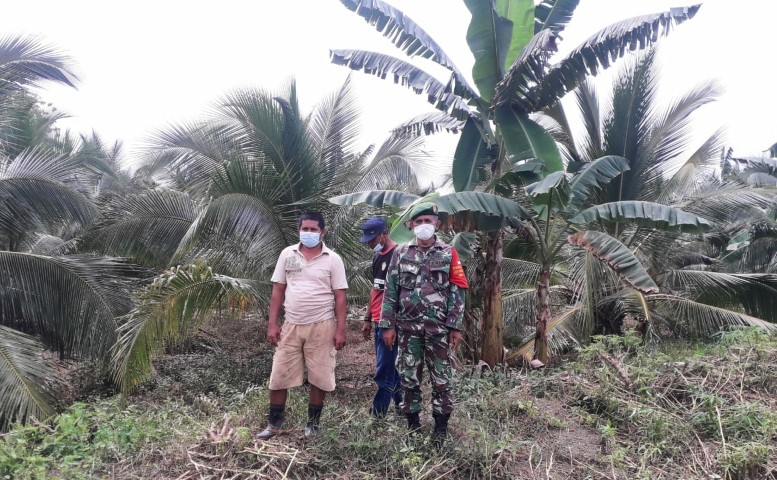 Cuaca yang Tak Menentu, Patroli dan Sosialisasi Bahaya Karhutla Rutin Dilakukan Babinsa 04/Kuindra