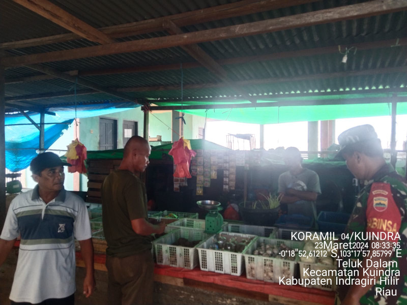 Ciptakan Suasana Harmonis, Babinsa Koramil 04/Kuindra Lakukan Pemantauan Terhadap Pedagang Pasar