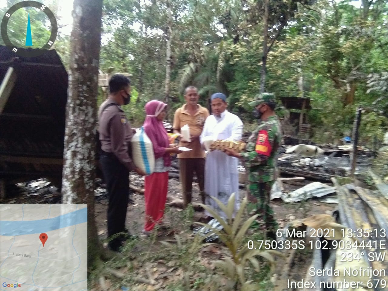 Babinsa Koramil 09/Kemuning dan Bhabinkamtibmas serta Aparat Desa Berikan Bantuan untuk Rohadi