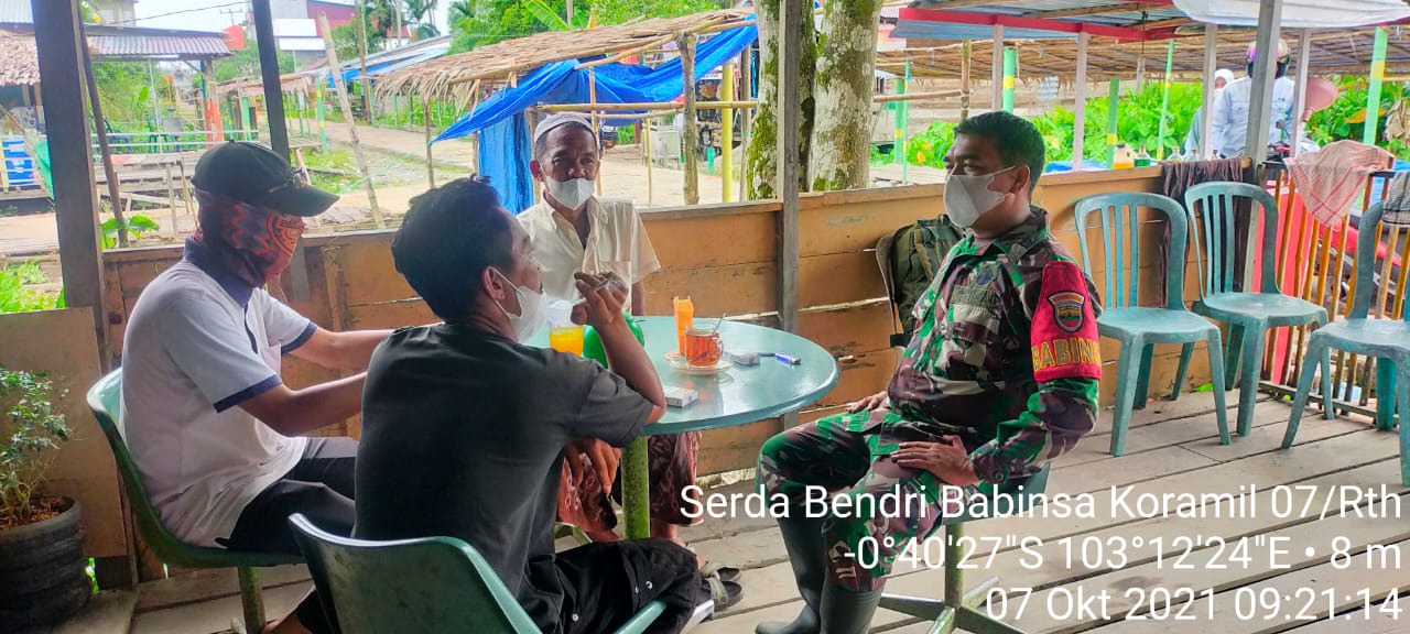 Bersama warga Babinsa Koramil 07/Reteh  Komsos di Kuala Sungai Batang