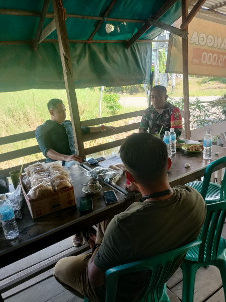 Babinsa Koramil Reteh Gelar Komsos, Perkuat Sinergitas dan Hubungan dengan Masyarakat