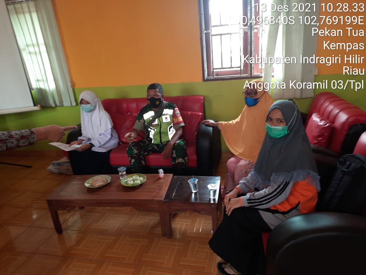 Anjangsana dengan Warga Binaan, Babinsa Koramil 03/Tempuling Ajak Disiplin Prokes dan Sukseskan Vaks