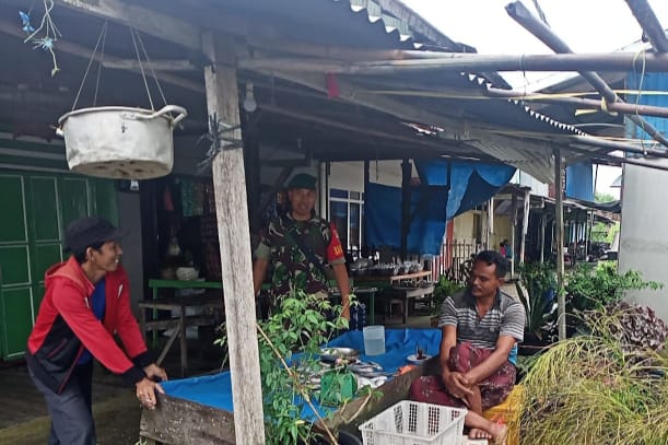 Babinsa Koramil 04/Kuindra Ajak Masyarakat Berdiskusi