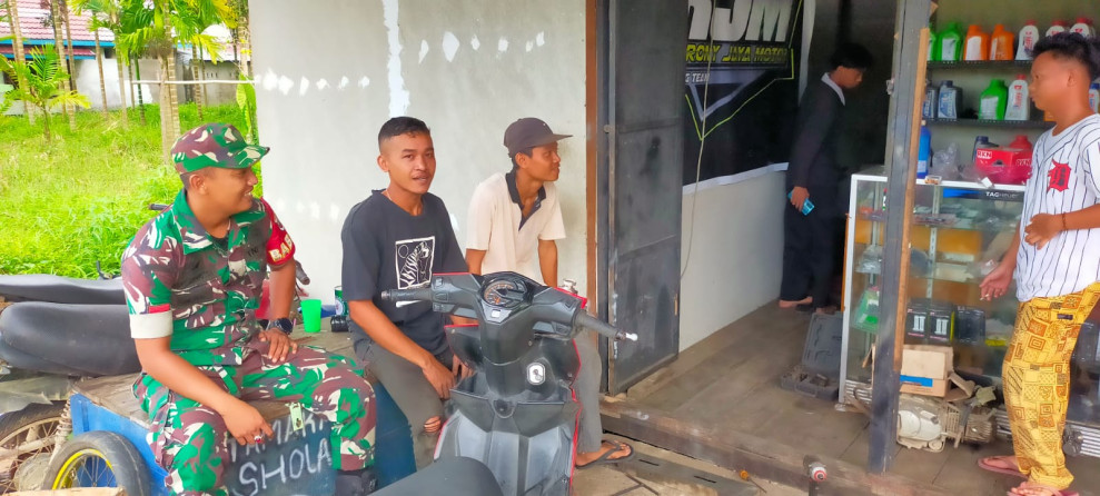 Babinsa 05/Gas Pratu Risma Syahputra Komunikasi Sosial Bersama Dengan Masyarakat Setempat
