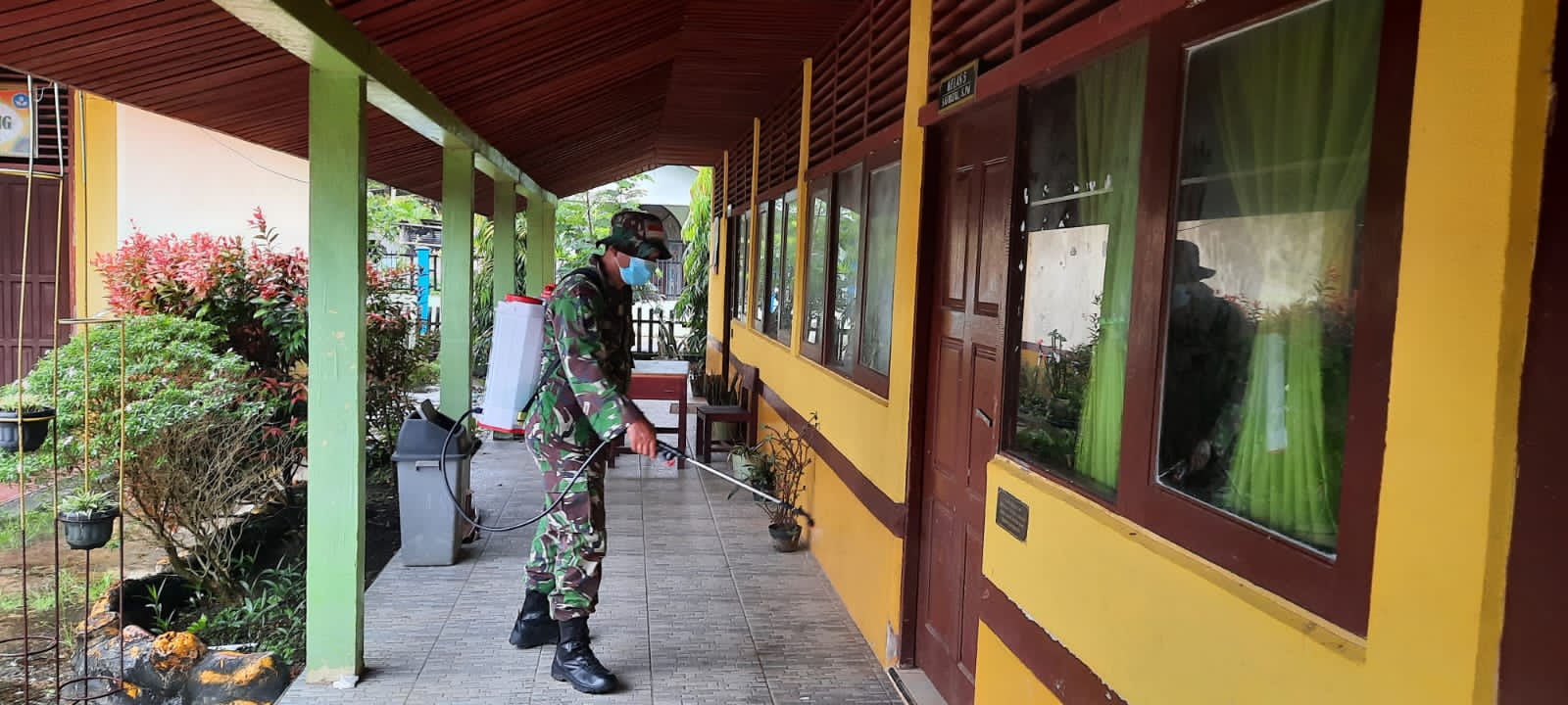 Cegah Covid-19 di Lingkungan Sekolah, Babinsa 03/Tempuling Lakukan Penyemprotan Disinfektan