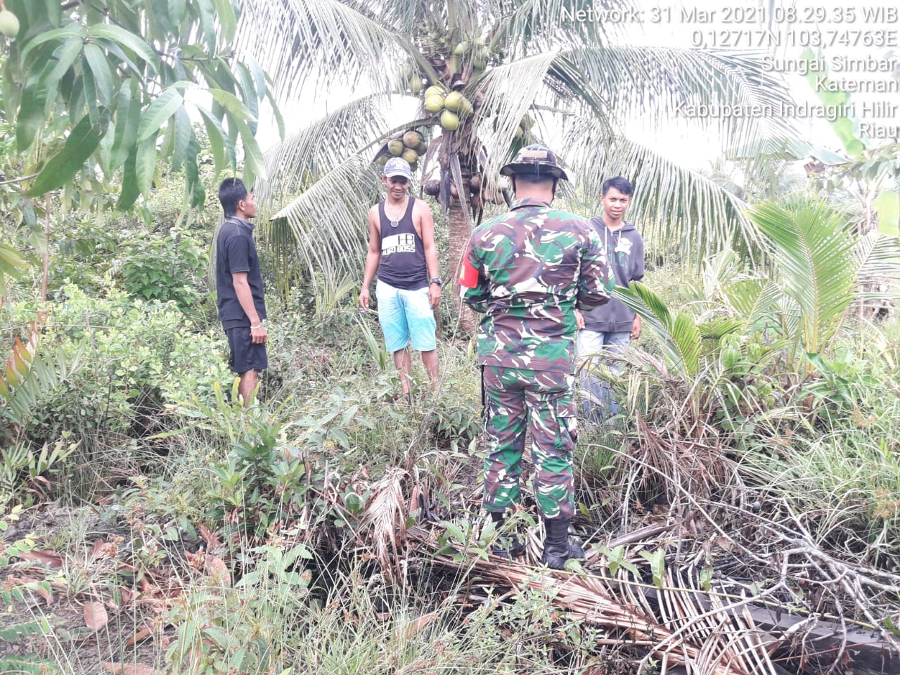 Anggota Koramil 06/Kateman Laksanakan Patroli Karlahut di Desa Sungai Simbar 