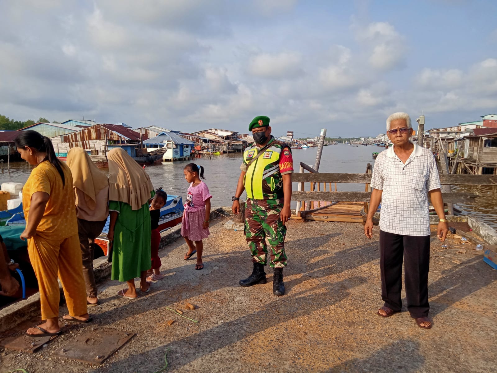 Babinsa Koramil 04/Kuindra Terus Lakukan Pengecekan Di Pelabuhan Terhadap Penumpang Boot