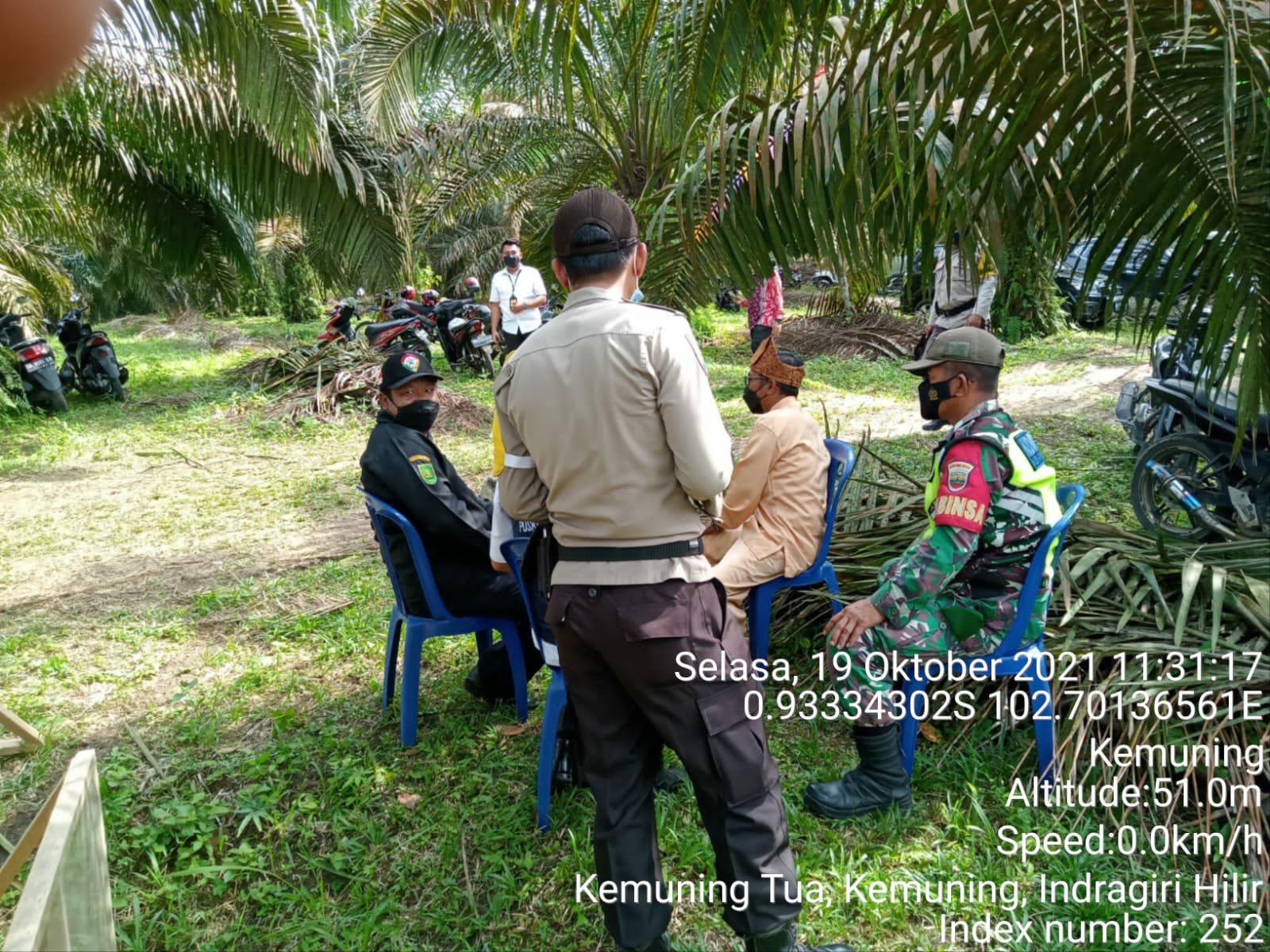 Babinsa dan Bhabinkamtibmas Komsos di Desa Kemuning Tua