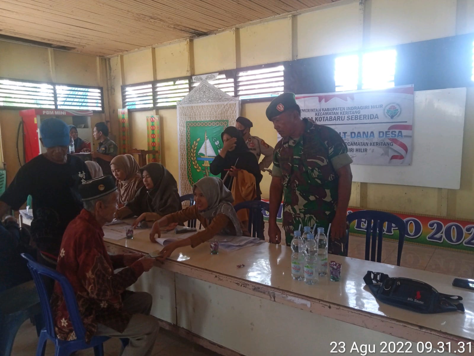 Penyaluran Bantuan Langsung Tunai Kepada Warga Kota Baru Sebrida Oleh Danramil 09/Kemuning