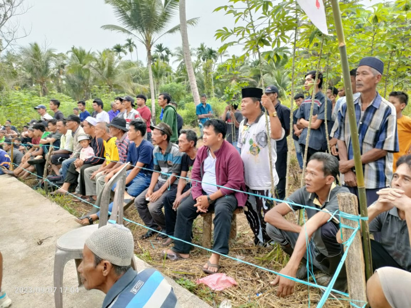 Dalam Memeriahkan HUT RI Ke -78,Kades Sungai Intan Menyaksikan Laga Volly Antar Desa