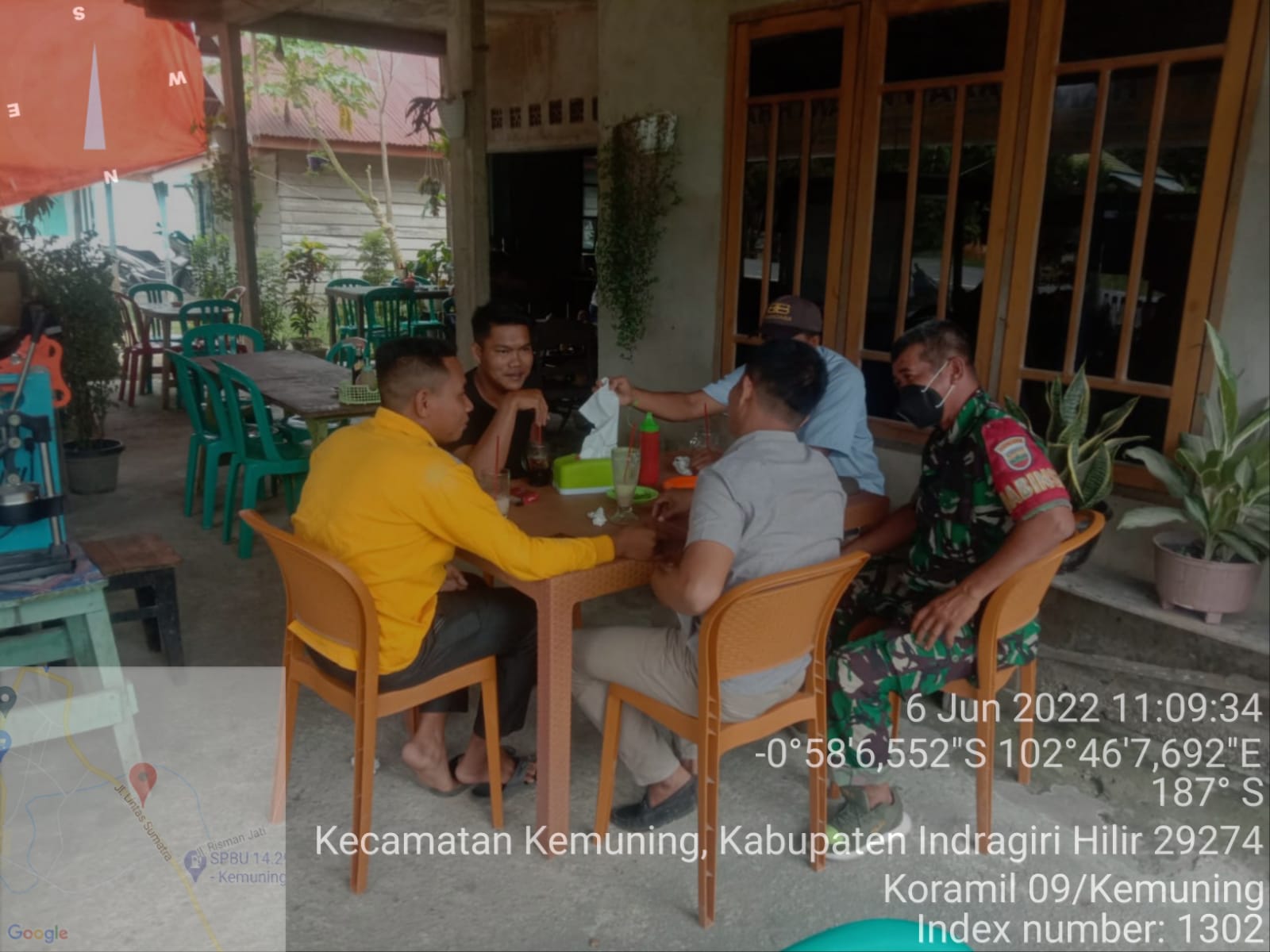 Sertu A. Hayat Aktif Lakukan Komsos Guna Jalin Hubungan Harmonis Antar Babinsa dan Warga