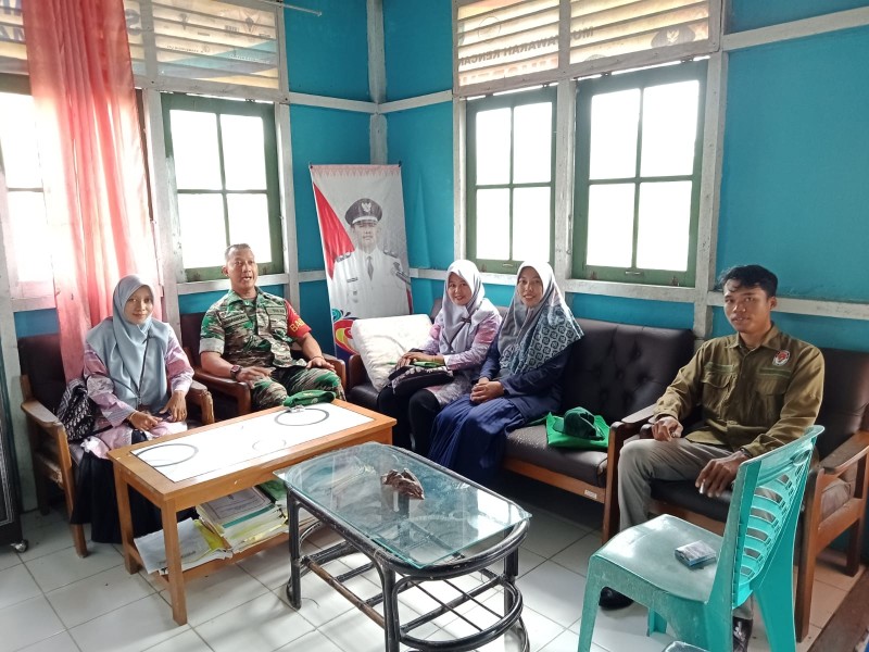 Sertu Johansah Laksanakan Komsos dengan Perangkat Desa Sanglar Bangun Sinergitas