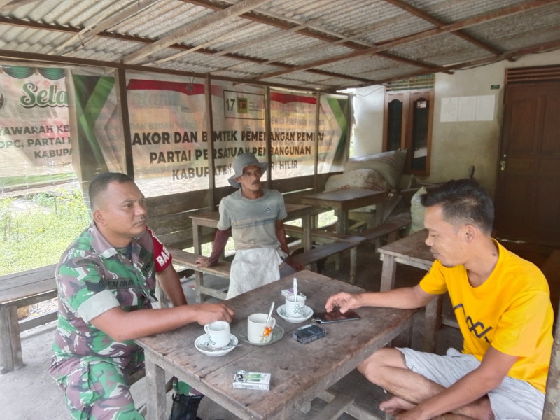 Jalin Tali Silaturahmi Antar Sesama Melalui Komsos Koramil 07/Reteh Serka Ferry Barus