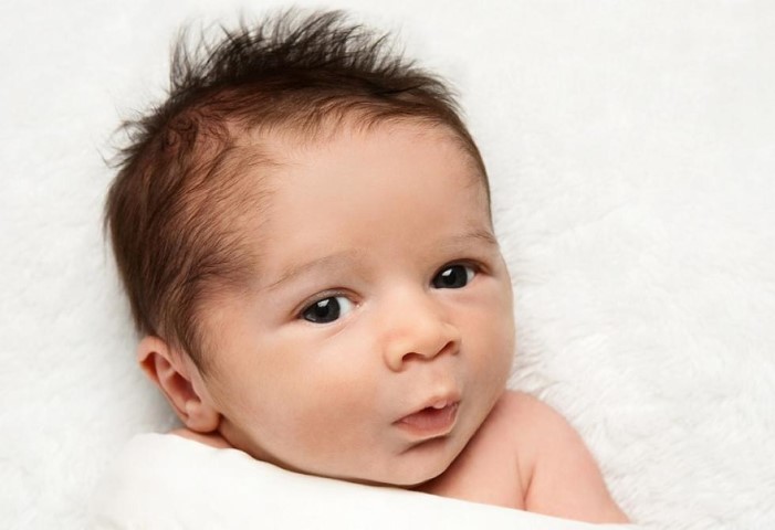 Perlukah Mencukur Rambut pada Bayi?