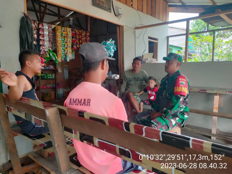 Ajak Masyarakat Jaga Keamanan Bersama Babinsa Koramil 10/Pelangiran dan Ciptakan Hubungan Yang Harmonis