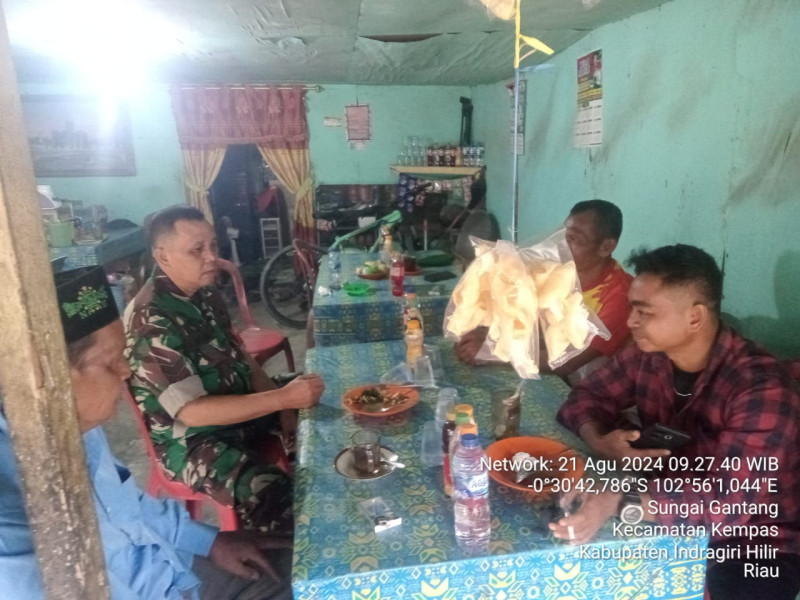 Di Kedai Sarapan Pagi,, Babinsa Koramil 03/Tpl Komsos Bersama Warga