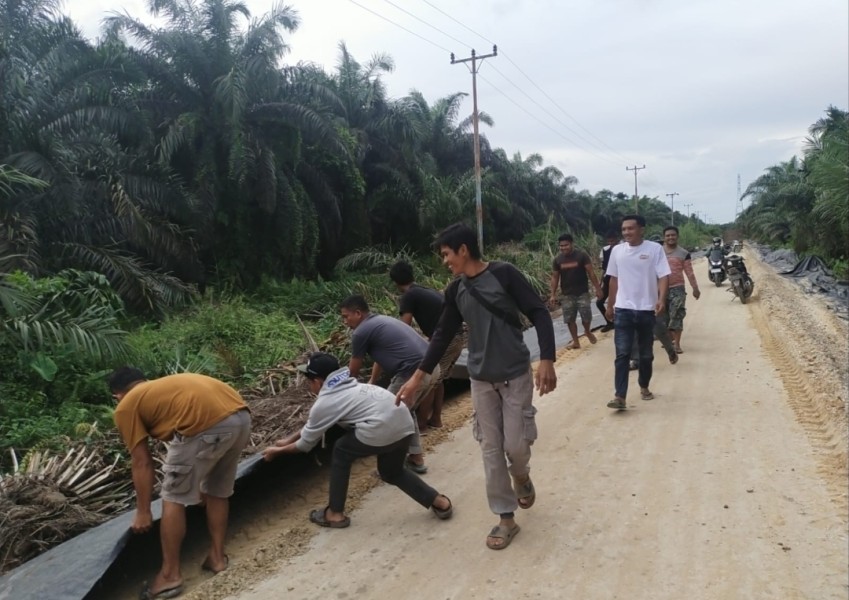 TMMD ke-123, Personel Kodim 0314/Inhil Perbaiki Jalan yang Sangat Penting Bagi Warga