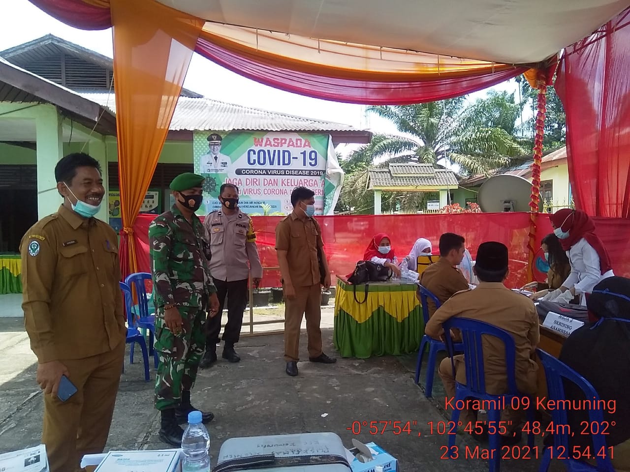 Babinsa Koramil 09/Kemuning Dampingi Penyuntikan Vaksinasi Tahap I Pejabat Publik