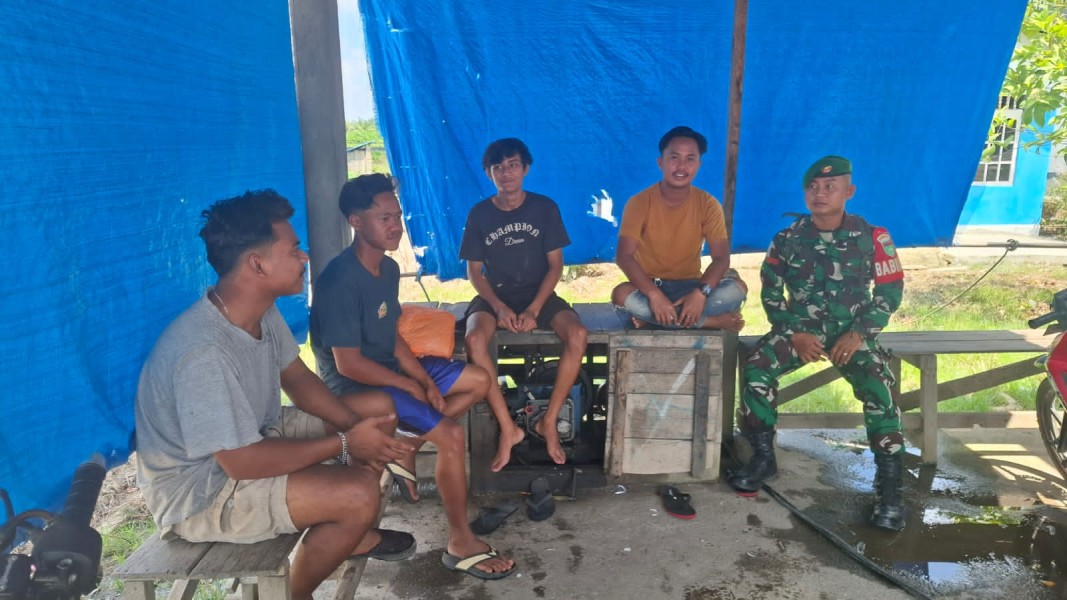 Babinsa Koramil 03/Tpl Ajak Pemuda Teluk Jira Jaga Kamtibmas dan Hormati Umat Berpuasa