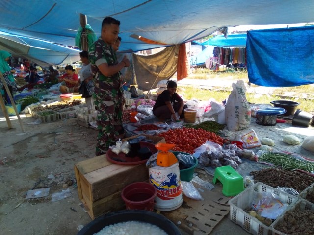 Babinsa Koramil 09/Kemuning Pantau Harga Sembako Di Pasar Tradisional