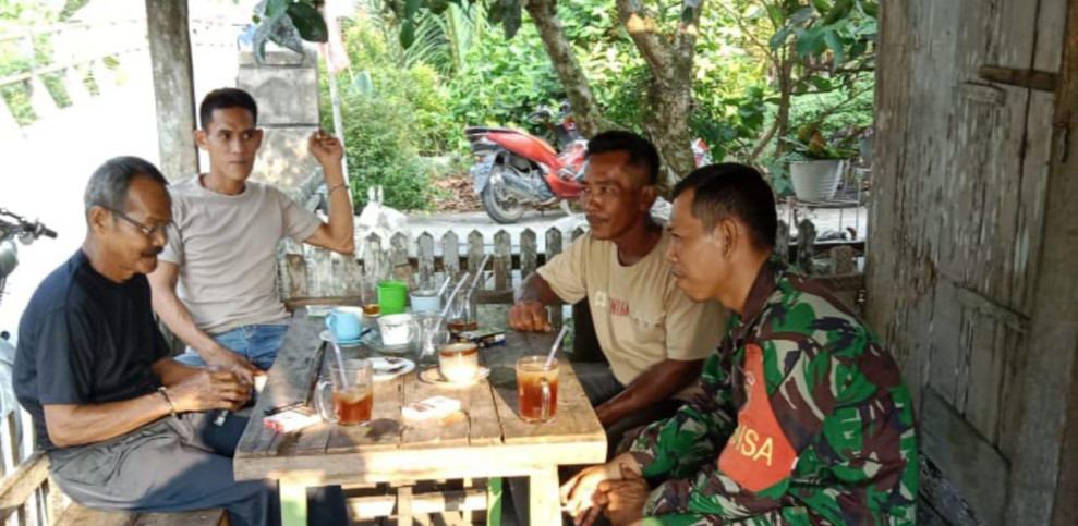 Babinsa Koramil 07/Reteh Gelar Komsos: Waspada Binatang Buas Pasca Banjir