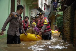 Dua Lansia Dievakuasi, Ratusan Rumah Terendam Banjir di Rokan Hulu