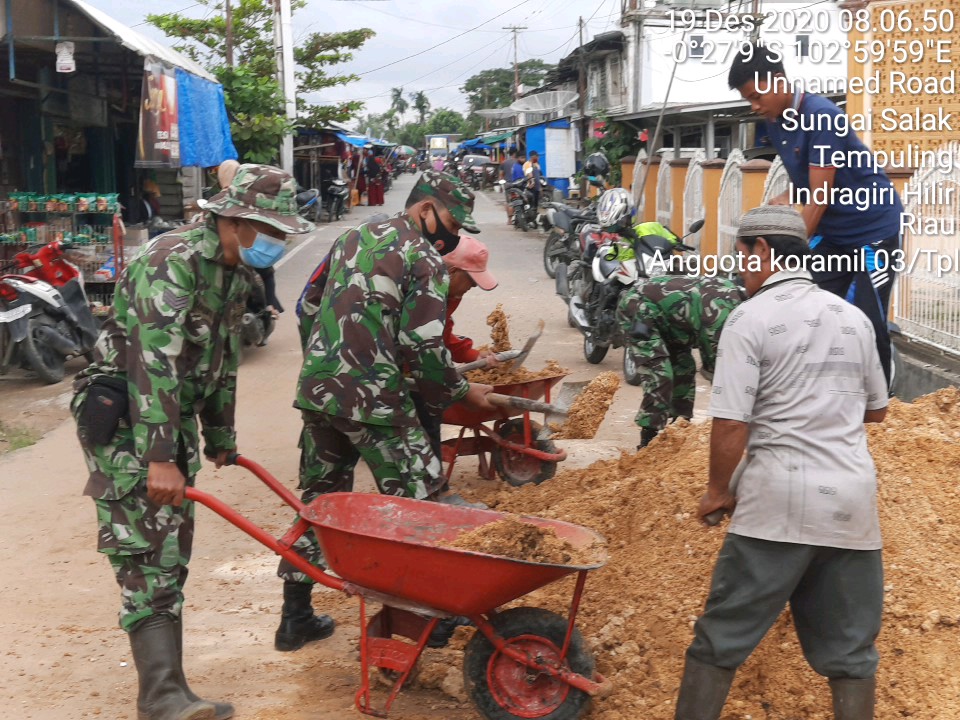Bersama masyarakat, Babinsa 03/Tempuling Timbun Halaman Masjid Nurul Hidayah