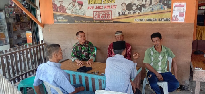 Babinsa Koramil 07/Reteh Tekankan Pentingnya Kekompakan dan Kebersamaan di Tengah Masyarakat