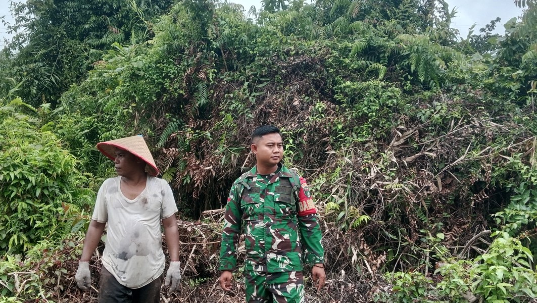 Patroli Rutin Babinsa Koramil 03/Tpl Tingkatkan Kesadaran Warga Soal Larangan Membakar Lahan