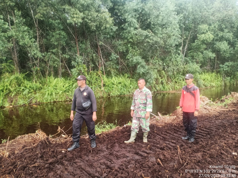 Melalui Patroli, Babinsa Koramil 10/Pelangiran Terus Lakukan Pencegahan Karhutla