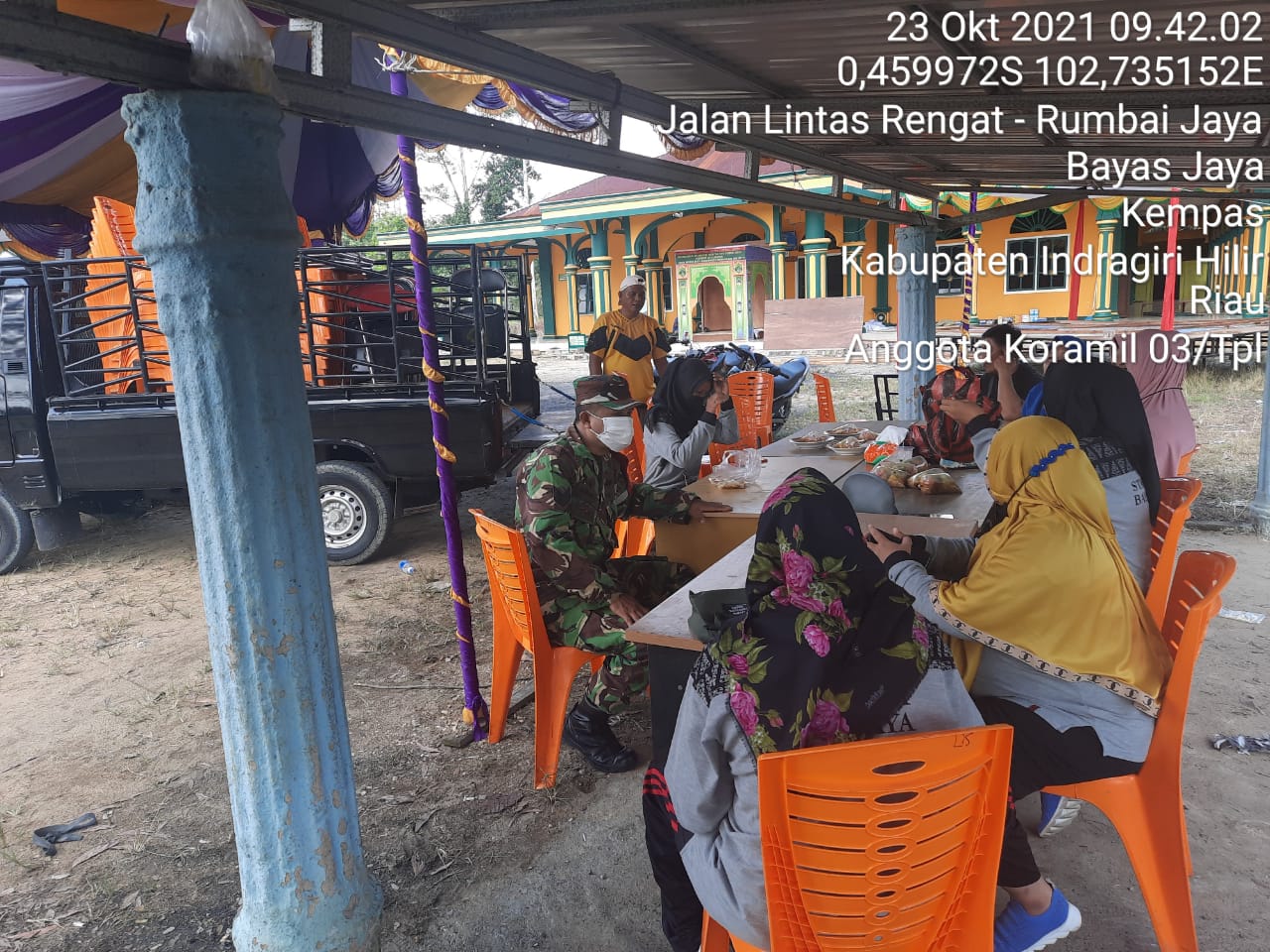 Persiapan STQ Bayas Jaya, Babinsa Koramil 03/Tempuling Laksanakan Komsos Bersama Staf Desa