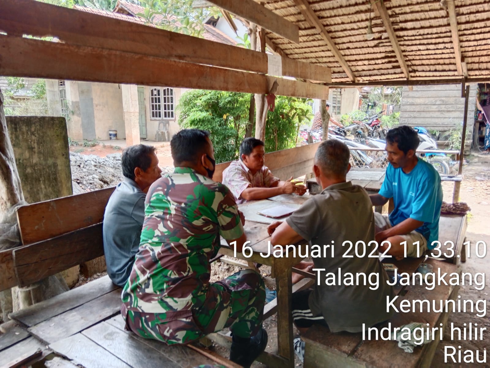 Babinsa Koramil 09/Kemuning Lakukan Komsos Bersama Warga Desa Talang Jangkang