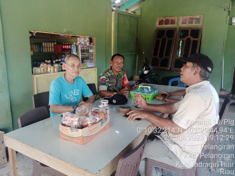Babinsa Koramil 10/Pelangiran Sampaikan Jangan Mudah Terpengaruh Jika Berada di Wilayah Binaan
