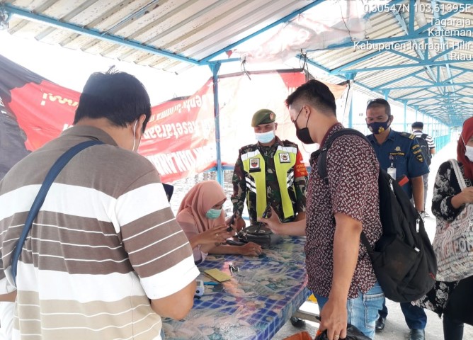 Babinsa Koramil 06/Kateman Lakukan Penegakan Disiplin Prokes