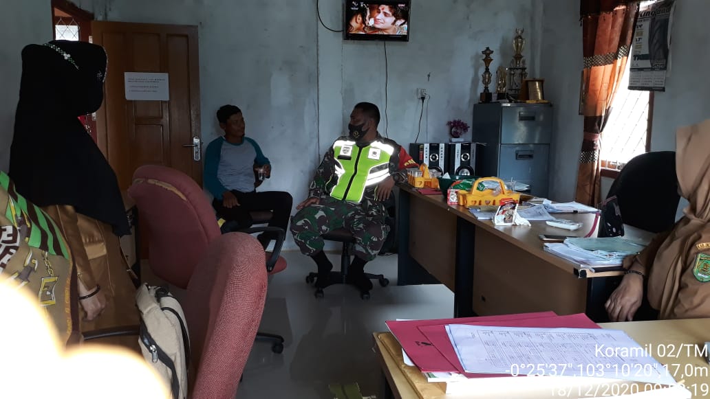 Serma R Boy Sitompul Lakukan Komsos dengan Staf Kelurahan Enok