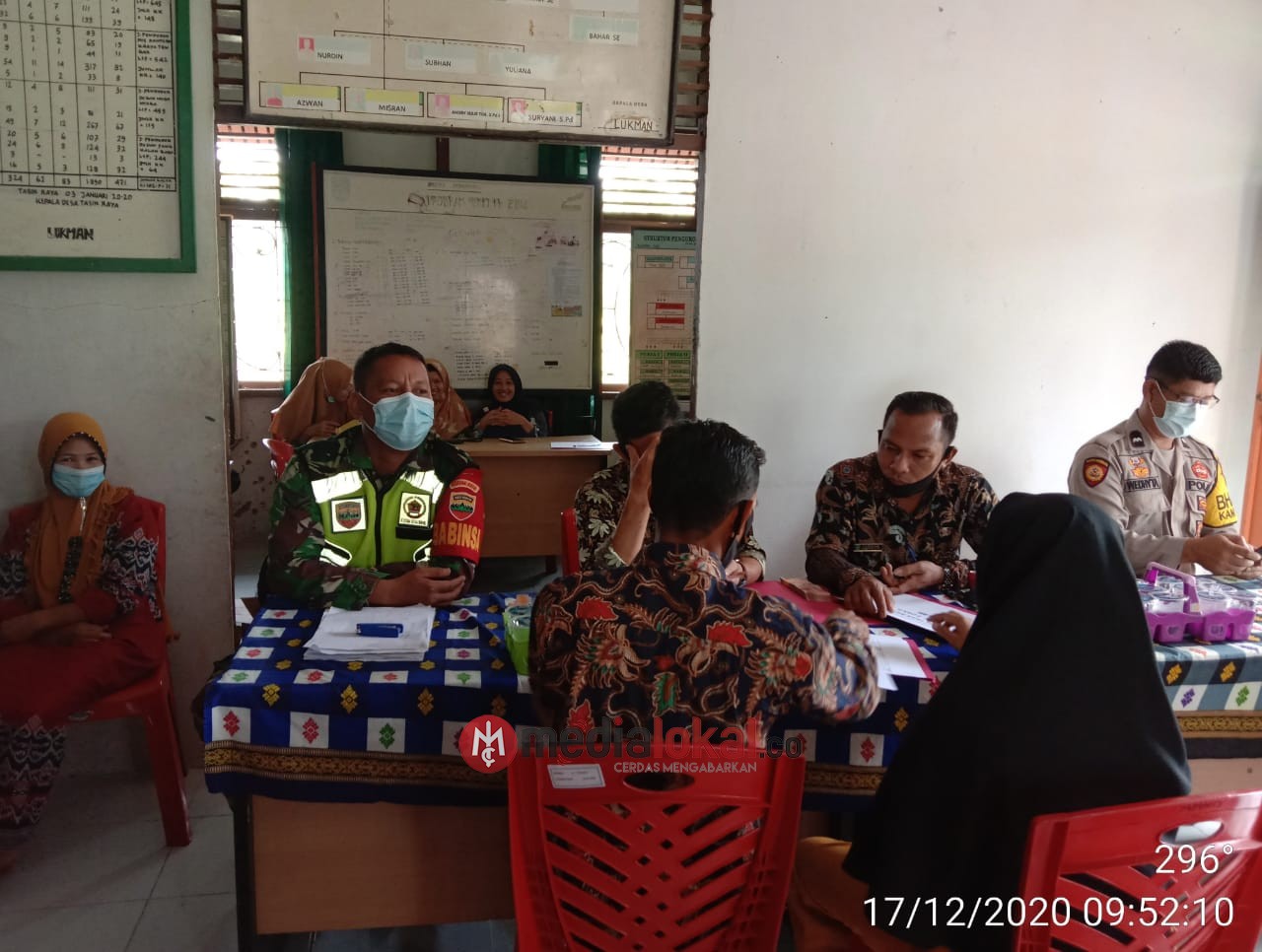 Babinsa Tasik Raya Kawal Penyaluran Bantuan untuk Warga Terdampak Covid-19