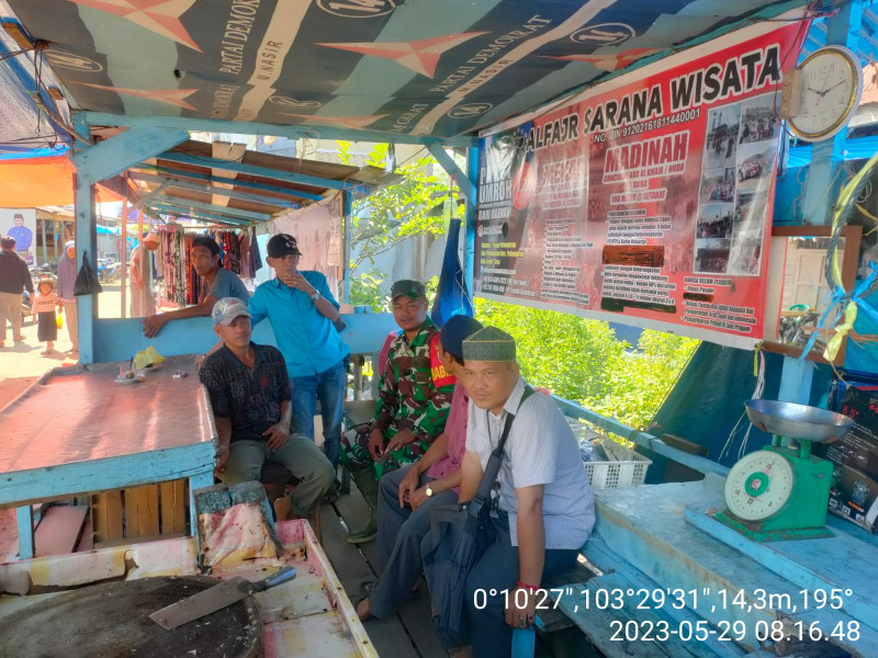 Berikan Edukasi, Babinsa Koramil 10/Pelangiran Komsos di Kampung Pancasila