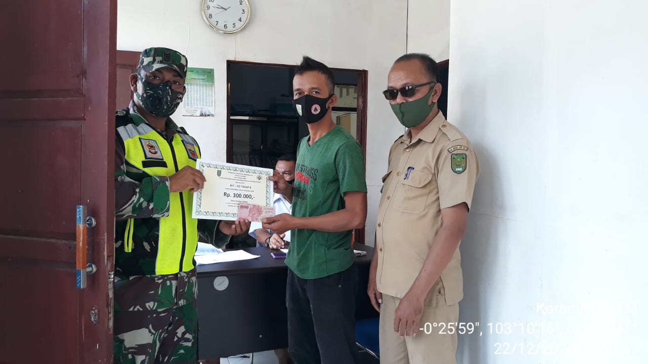 Babinsa Koramil 02/Tanah Merah Dampingi Penyaluran BLT DD di Sungai Lokan
