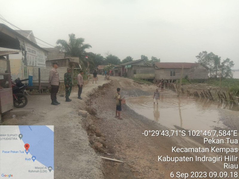 Jalan Rusak Akibat Banjir, Babinsa Koramil 03/Tpl Bersama Bhabinkamtibmas Pantau Lalu Lintas
