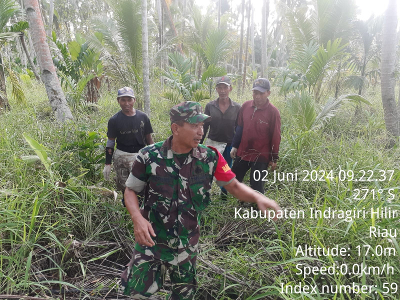 Babinsa Koramil 07/Reteh Turun Untuk Mencegah Karhutla di Lingkungan Setempat