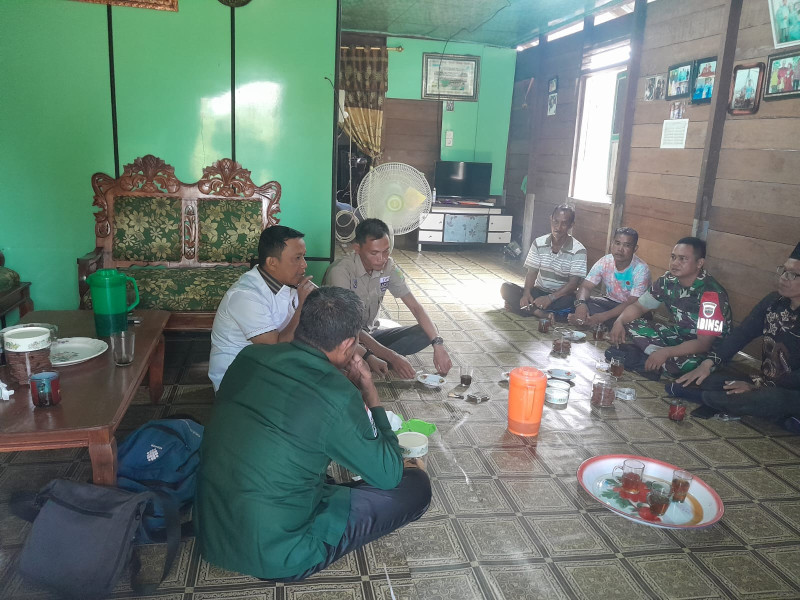 Babinsa Koramil 05/Gas Serda Ricky Gencar Laksanakan Komsos di Wilayah Binaan