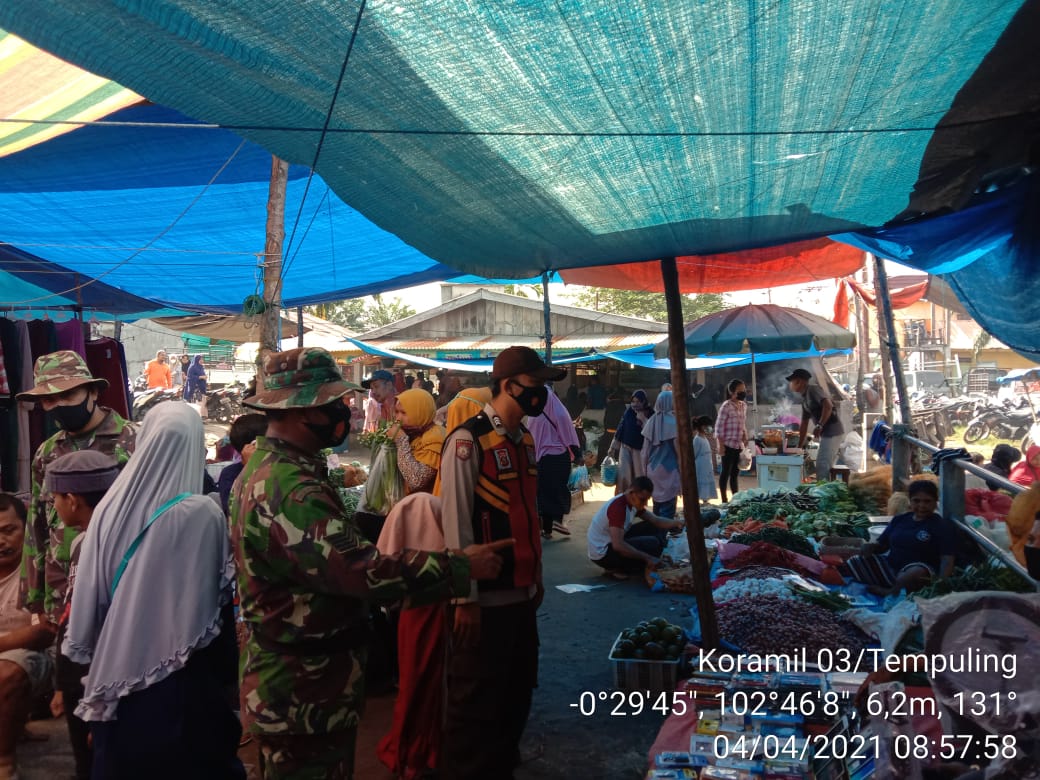Babinsa Koramil 03/Tempuling Tak Henti-Henti Sosialisasikan PDMPk di Pasar Tradisional