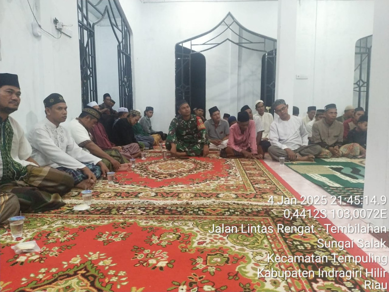 Dekat Dengan Mayarakat, Babinsa Koramil 03/Tpl Hadiri Isra Mi’raj di Desa Binaan