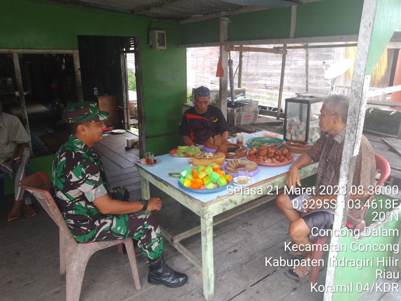 Babinsa Koramil 04/Kuindra Lakukan Komsos Menjelang Ramadhan